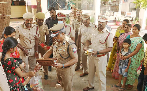 தீ விபத்தில் காயமடைந்த வீரர்களின் குடும்பத்தினரை சந்தித்து ஆறுதல் கூறிய டி.ஜி.பி. ரவி.