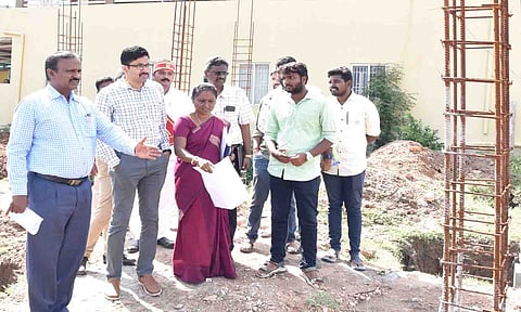 மாவட்ட கண்காணிப்பு அலுவலர்   கருணாகரன் பார்வையிட்டு ஆய்வு செய்த காட்சி.&nbsp;