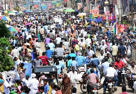 சேலத்தில் அலைமோதும் மக்கள் கூட்டம்
