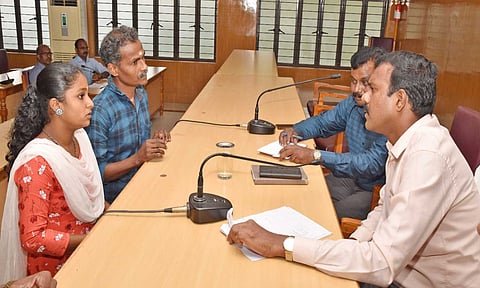 வழிகாட்டு முகாமில் கலெக்டர் அரவிந்த் உயர்கல்வி தொடர முடியாத மாணவ-மாணவிகளிடையே கலந்துரையாடியபோது எடுத்த படம்&nbsp;