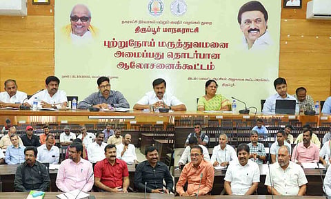 கூட்டத்தில் அமைச்சர் மு.பெ. சாமிநாதன் பேசிய போது எடுத்த படம். அருகில் அமைச்சர் கயல்விழி, மேயர் தினேஷ்குமார், கலெக்டர் வினீத் மற்றும் பலர்   உள்ளனர்.
