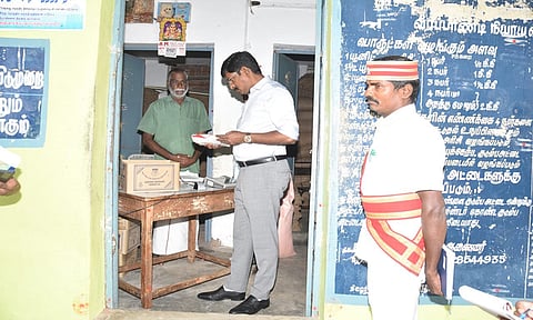 வீரபாண்டி கிராமத்தில் உள்ள ரேசன் கடையில் கலெக்டர் ேமாகன் ஆய்வு செய்தார்.&nbsp;