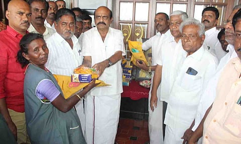 திருப்பூர் தெற்கு தொகுதி சட்டமன்ற உறுப்பினருமான  க.செல்வராஜ் எம்.எல்.ஏ.முன்னிலையில்  மங்கலம் ஊராட்சி தூய்மை பணியாளர்கள் ,சுகாதார பணியாளர்களுக்கு  இனிப்புகள்- புத்தாடை வழங்கிய காட்சி.