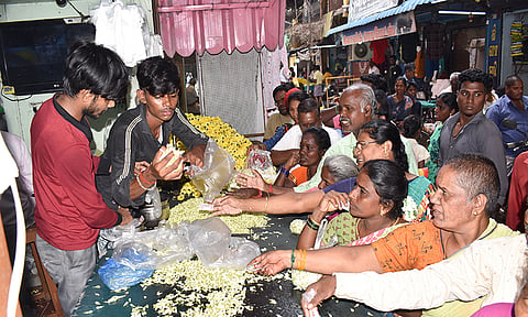 &nbsp;தீபாவளியையொட்டி திருப்பாதிரிபுலியூர் பூ மார்க்கெட்டில் பூக்கள் வியாபாரம்   மும்முரமாக நடந்தது.&nbsp;