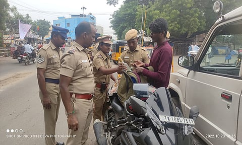 மோட்டார் சைக்கிளில் கடத்தப்பட்ட  புதுவை மது பாட்டில்களை போலீசார் பறிமுதல் செய்தனர்.