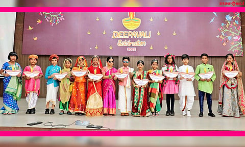 பாளை புஷ்பலதா வித்யா மந்திர் பள்ளியில் தீபாவளியையொட்டி நடைபெற்ற கலை நிகழ்ச்சியில் பங்கேற்ற மாணவ, மாணவிகள்.
