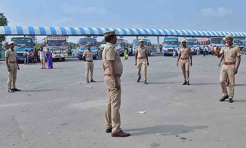 &nbsp;போலீசார்  பாதுகாப்பு பணியில் ஈடுபட்டுள்ள காட்சி.