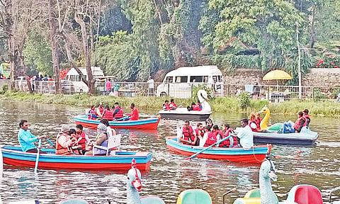 தொடர் விடுமுறையால் கொடைக்கானலில் குவிந்த சுற்றுலா பயணிகள் ஏரியில் ஆனந்தமாக படகு சவாரி செய்த காட்சி.