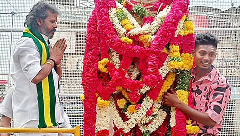 முக்குலத்து புலிகள் கட்சி நிறுவனத் தலைவர் மாலை அணிவித்தார்.