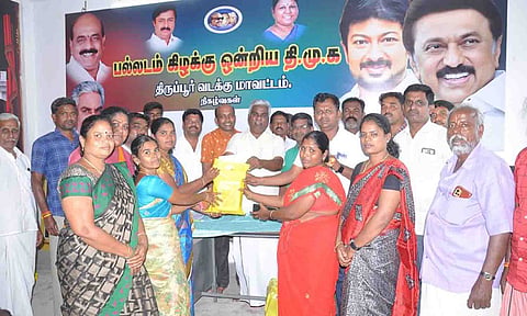 &nbsp;முன்னாள் ஊராட்சி மன்ற தலைவர் சோமசுந்தரம் தீபாவளி பரிசு வழங்கிய காட்சி.&nbsp;