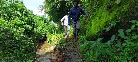 சாலை வசதிகள்  இல்லாமல் தவிக்கும் கிராம மக்கள்