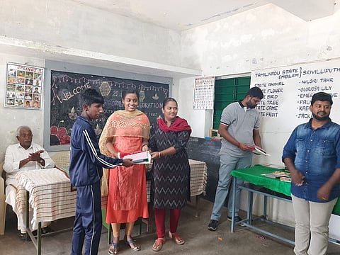 அரசு உயர்நிலைப்பள்ளியில்  மாணவர்களுக்கு கற்றல் உபகரணங்கள் வழங்குதல்