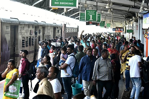 ஈரோடு ரெயில் நிலையத்தில் குவிந்த பயணிகள்