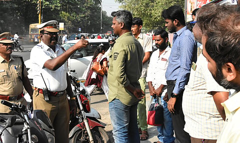 போக்குவரத்து விதிகளை மீறும் வாகன ஓட்டிகளிடம் கூடுதல் அபராதம் வசூலிப்பது, இன்று அமலுக்கு வந்தது