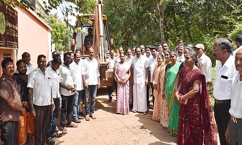 சாலை பணியை அமைச்சர் மனோ தங்கராஜ் தொடங்கி வைத்தபோது எடுத்த படம்&nbsp;