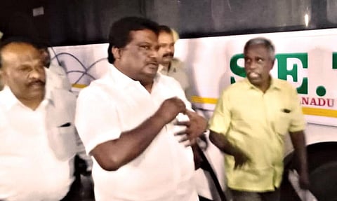மாட்டுத்தாவணி பஸ்  நிலையத்தில் தீபாவளி சிறப்பு பஸ்கள் இயக்கம் குறித்து அமைச்சர் சிவசங்கர் ஆய்வு செய்தார்.&nbsp;