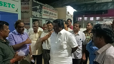 திருச்சியில் பஸ் மற்றும் ரெயில் நிலையங்களில் அலைமோதிய பயணிகள் கூட்டம்