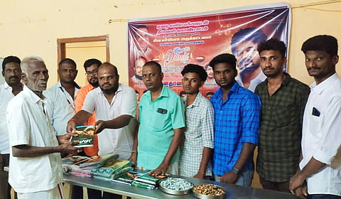 முதியவர்களுக்கு புத்தாடை, இனிப்பு மற்றும் இரவு உணவு வழங்கும் விழா நடைபெற்ற காட்சி.