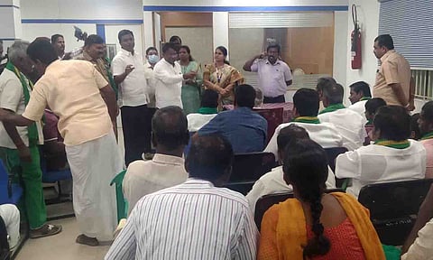 பேச்சுவார்த்தை நடைபெற்ற காட்சி.