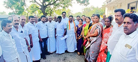 தி.மு.க. தெற்கு மாவட்ட செயலாளர் சிவபத்மநாதன், பழனி நாடார் எம்.எல்.ஏ. மற்றும் மக்கள் பிரதிநிதிகள் கலெக்டரிடம் மனு வழங்க சென்றபோது எடுத்தபடம்.