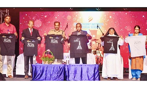 ஆரா டீசர்ட் வெளியிட்ட போது எடுத்த படம்.