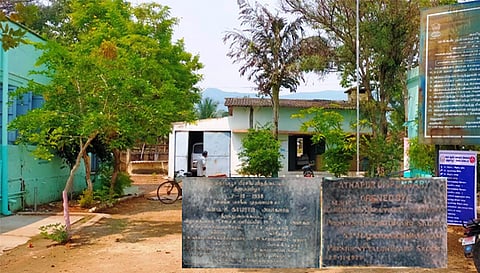 ஏத்தாப்பூரில் வெறிச்சோடி கிடக்கும் அரசு ஆரம்ப சுகாதார நிலையம். ஆங்கிலேயர் ஆட்சியில் ஏத்தாப்பூர் அரசு மருந்தகம் திறக்கப்பட்ட கல்வெட்டு. காமராஜர் திறந்து வைத்த பிரசவ விடுதியிலுள்ள கல்வெட்டு.