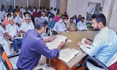 கோட்ட அளவிலான விவசாயிகளுக்கான மாதாந்திர குறைதீா் கூட்டம்   நடைபெற்ற காட்சி.
