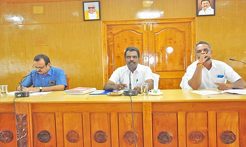 கூட்டத்தை மாவட்ட பஞ்சாயத்து தலைவர் மெர்லியன்றுதாஸ் தலைமை தாங்கி நடத்தியபோது எடுத்த படம்