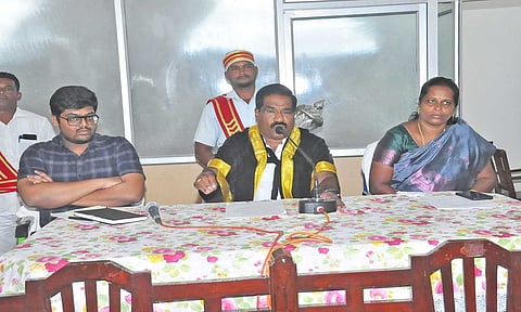 கூட்டத்தில் மேயர் மகேஷ் பேசியபோது எடுத்த படம்&nbsp;