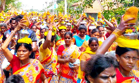 பெண்கள் பால்குடம் எடுத்து ஊர்வலமாக வந்தனர்.