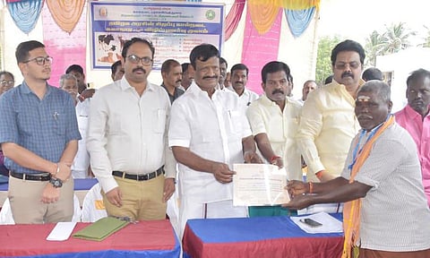 மோவூரில் கால்நடை சிறப்பு மருத்துவ முகாம்- அமைச்சர் சா.மு.நாசர் தொடங்கி வைத்தார்