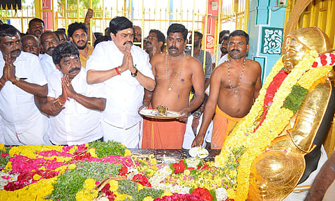 பசும்பொன்னில் உள்ள தேவர் நினைவிடத்தில் முன்னாள் அமைச்சர் கே.டி. ராஜேந்திபாலாஜி மாலை வைத்து மரியாதை செலுத்தினார். அருகில் ஸ்ரீவில்லிபுத்தூர் எம்.எல்.ஏ.  மான்ராஜ், முன்னாள் எம்.எல்.ஏ. ராஜவர்மன் மற்றும் நிர்வாகிகள் உள்ளனர்.