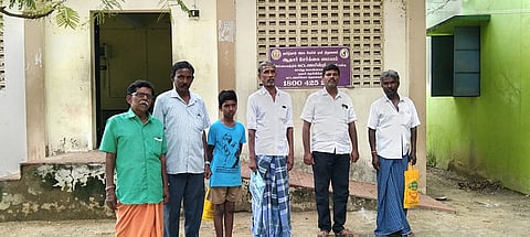ஆதார் சேவை மையம் முன்பாக காத்திருக்கும் பொதுமக்கள்