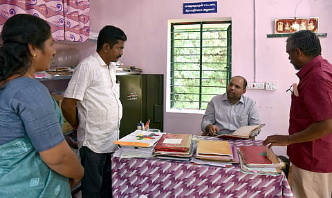 நில வருவாய்- கிராம நிர்வாக அலுவலகத்தில் கலெக்டர் ஆய்வு