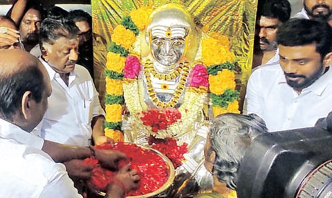 நினைவிடத்தில் உள்ள தேவர் சிலைக்கு புதிதாக செய்யப்பட்ட வெள்ளி கவசத்தை முன்னாள் முதல்-அமைச்சர் ஓ.பன்னீர் செல்வம் வழங்கி மலர் தூவி மரியாதை செலுத்தினார்.&nbsp;