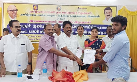 முகாமில் ஒரு இளைஞருக்கு பணி நியமன ஆணையை தங்கபாண்டியன் எம்.எல்.ஏ. வழங்கினார். அருகில் யூனியன் சேர்மன் சிங்கராஜ், நகரசபை தலைவி பவித்ரா சியாம்ராஜா உள்ளனர்.&nbsp;