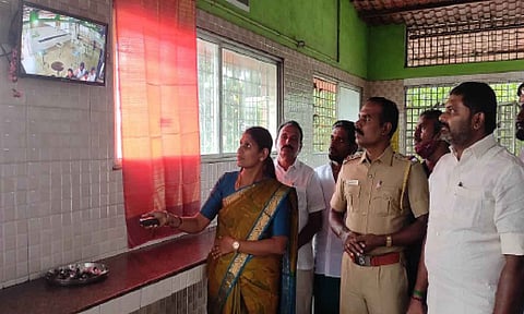 பல்லடம் பஸ் நிலையத்தில் கண்காணிப்பு கேமரா பொருத்தப்பட்ட காட்சி.&nbsp;