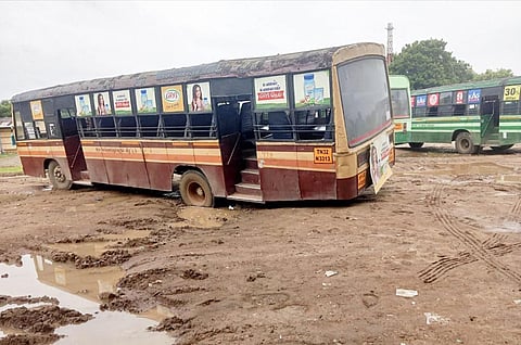 சேறும் சகதியுமாக காணப்படும் அரசு பஸ் பணிமனையை படத்தில் காணலாம்.&nbsp;