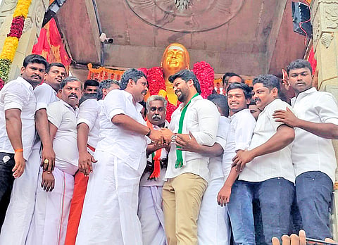 தேவர் சிலைக்கு மாலை அணிவித்த ஊர்வசி அமிர்தராஜ் எம்.எல்.ஏ.வை அகில இந்திய பார்வர்டு பிளாக் கட்சியின் மாநில இளைஞரணி தலைவர் ஸ்ரீவை சுரேஷ் தேவர் வரவேற்ற காட்சி.