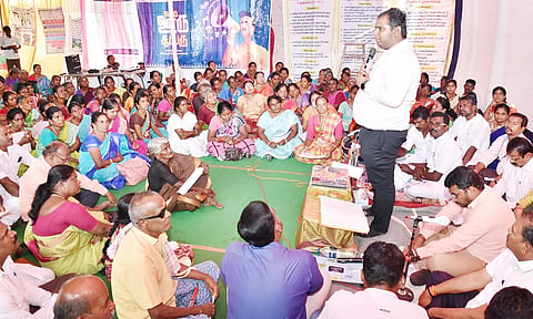 மேலூர் அருகே உள்ள வெள்ளளூரில் நடந்த கிராமசபை கூட்டத்தில் கலெக்டர் அனீஷ்சேகர் பேசினார்.&nbsp;