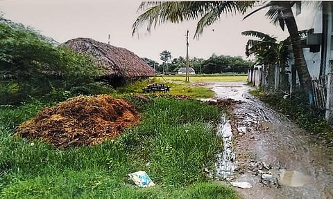 &nbsp;குண்டும், குழியுமான சாலையை படத்தில் காணலாம்&nbsp;
