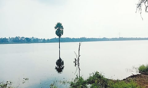 நிரம்பிய எர்த்தாங்கல் ஏரி.