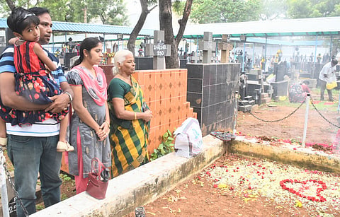 கல்லறை திருநாளையொட்டி, திருச்சியில் முன்னோர்களின் நினைவுகளுடன் மெழுகுவர்த்தி ஏற்றி அஞ்சலி