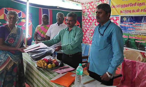 முகாமில் கலந்து கொண்டவர்களுக்கு பயிற்சி கையேடு வழங்கப்பட்ட காட்சி.&nbsp;