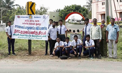 காளிபாளையம்  கிராமத்தில்  உள்ள சாலையின் ஆபத்தான வளைவில் குவி கண்ணாடியை மாணவர்கள்  அமைத்த காட்சி.