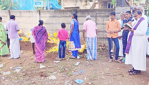 கல்லறை திருநாளில் சிறப்பு பிரார்த்தனை&nbsp; நடந்தது.