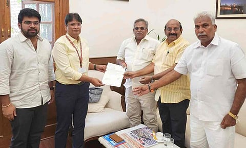 மத்திய அதிகாரிகளிடம் சபாநாயகர் ஏம்பலம் செல்வம் மனு அளித்த காட்சி.&nbsp;