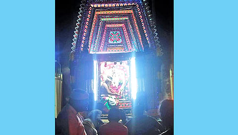 சப்பரம் மின் விளக்குகளால் அலங்கரிக்கப்பட்ட காட்சி