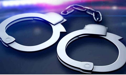 புகையிலை விற்ற பெண் உட்பட 2 போ் கைது