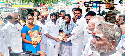 இந்தி திணிப்பை எதிர்த்து பாரதிநகரில் மண்டபம் மேற்கு ஒன்றிய செயலாளர் பிரவின் தலைமையில் தி.மு.க.வினர் பொதுமக்களிடம் துண்டு பிரசுரம் வழங்கினர்.
